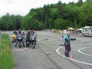Der Fahrlehrer erkl&auml;rt den Parcours